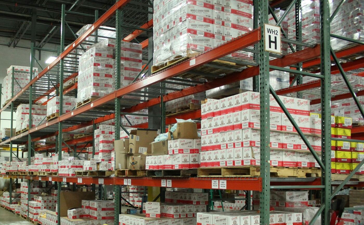Lager mit NobiCare Pflegeprodukten auf Paletten